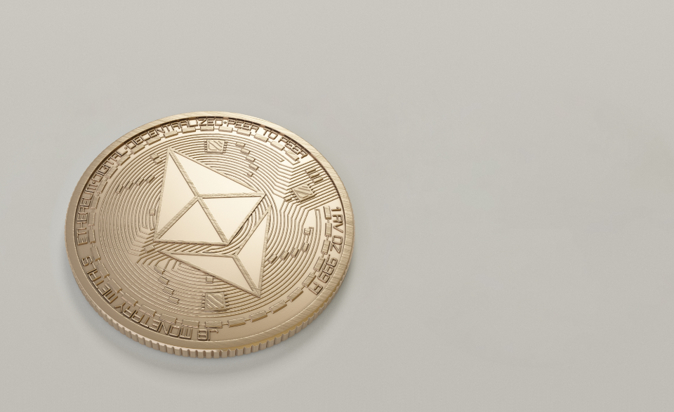 Pièce de cryptomonnaie Ethereum dorée