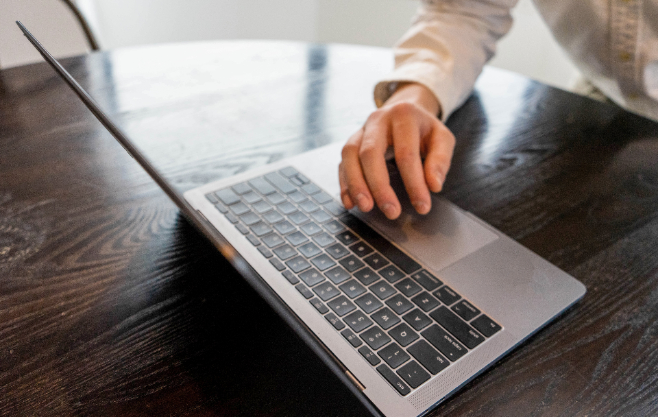 Freelance en informatique travaillant sur un ordinateur portable