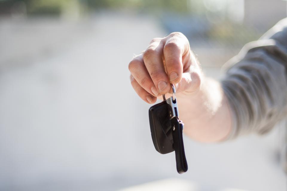 Clé de voiture tenue à la main