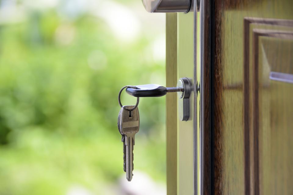 Clés dans la porte d'un logement