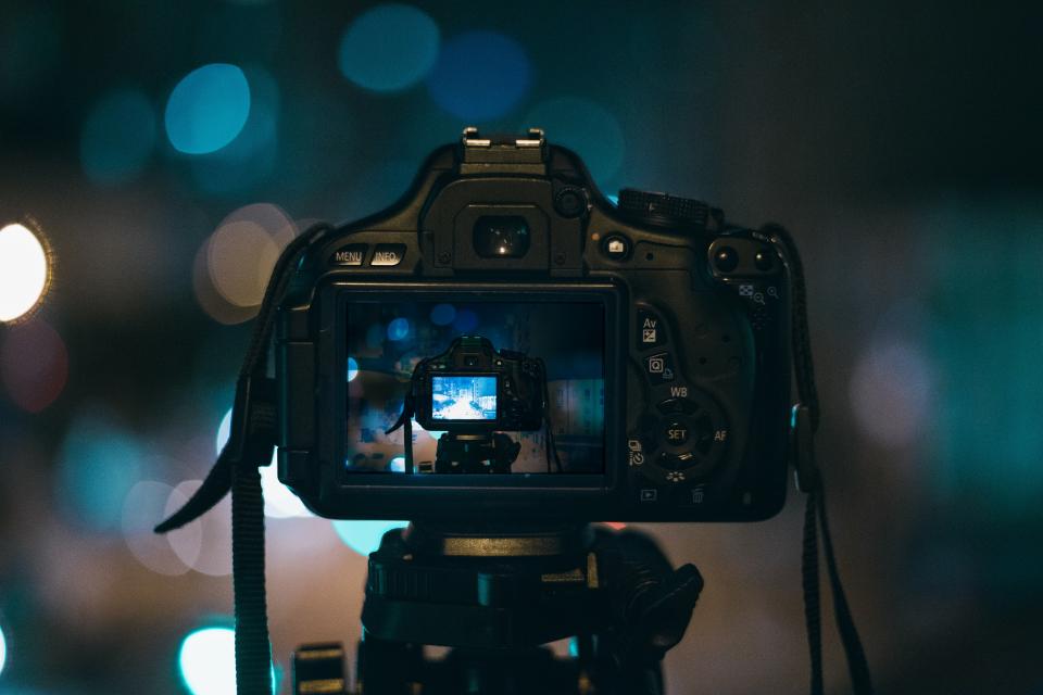Caméra filmant une vidéo, création de contenu YouTube