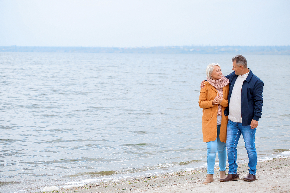 Couple de retraités au bord de mer