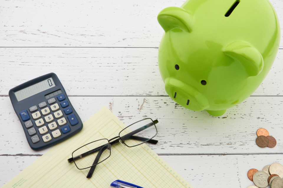 Tirelire, calculatrice et lunettes